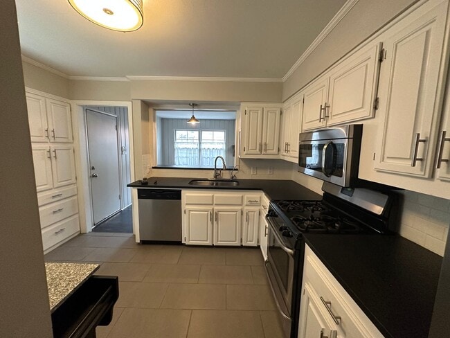 Building Photo - This home is adorable and move in ready!