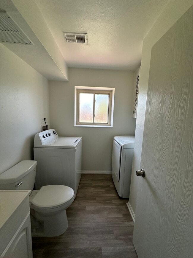 Building Photo - Spacious & Bright updated 3 bed 2 bath