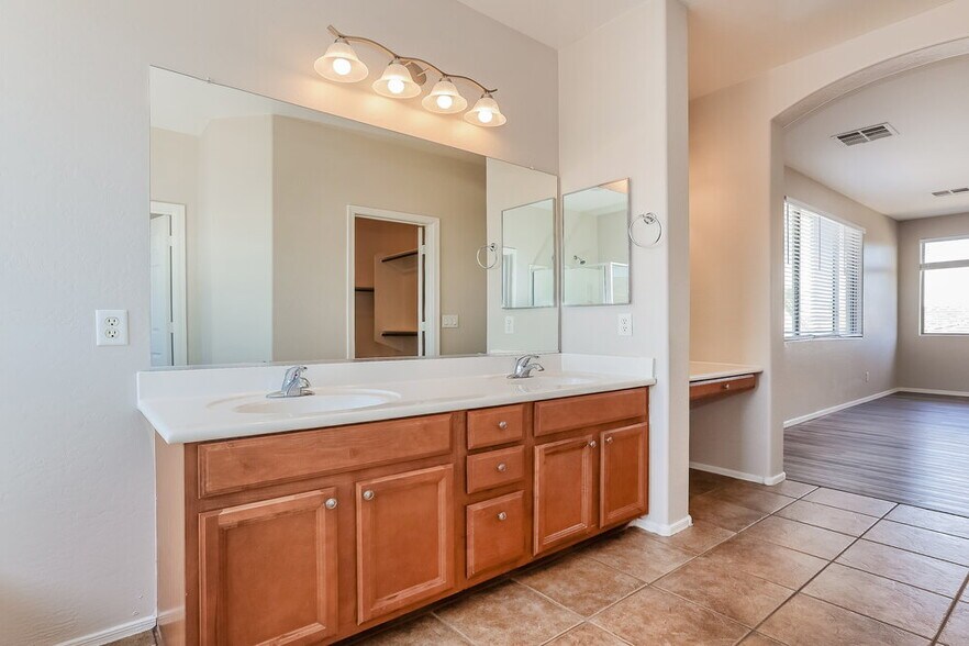 Building Photo - 3151 S Southwind Dr