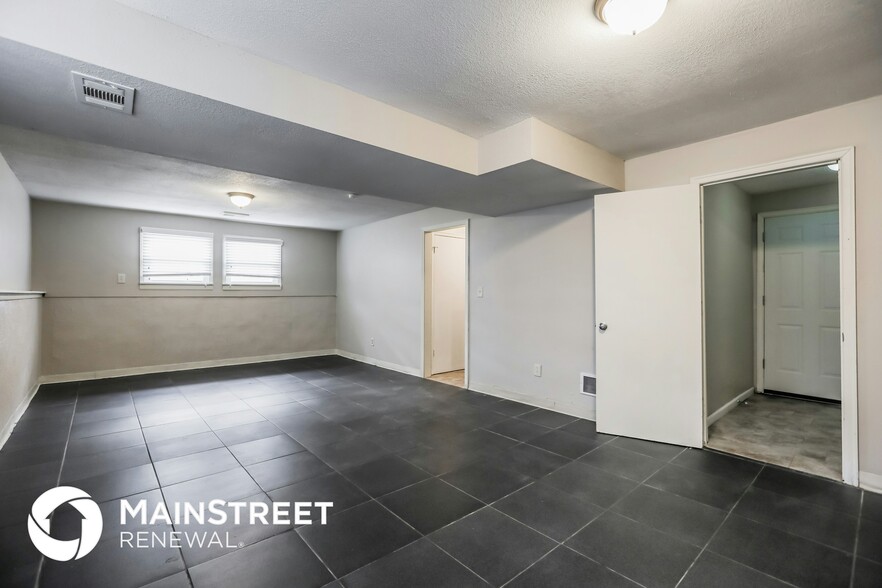 Building Photo - 406 E 164th Terrace