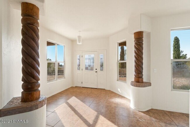 Building Photo - $500 off first months rent, Beautiful Home...