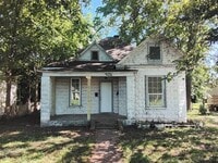 Building Photo - 946 W Poplar St