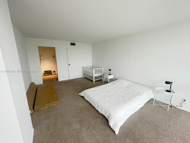 Building Photo - 800 Parkview Dr