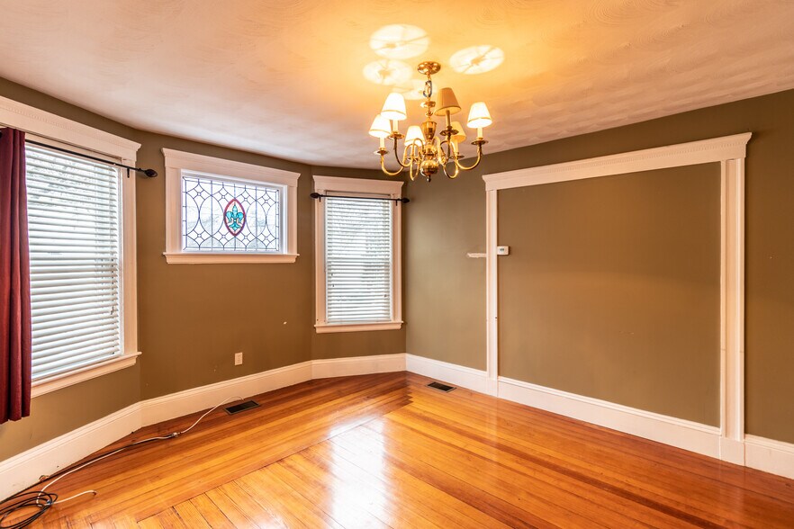 Building Photo - 162 Walnut St