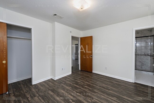 Building Photo - Brick 3BD 2BA with Large Private Yard!