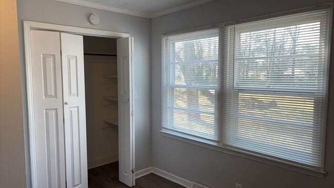 Building Photo - 3 Bedroom Freshly Painted House