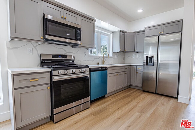 Building Photo - 2057 1/2 S Garth Ave