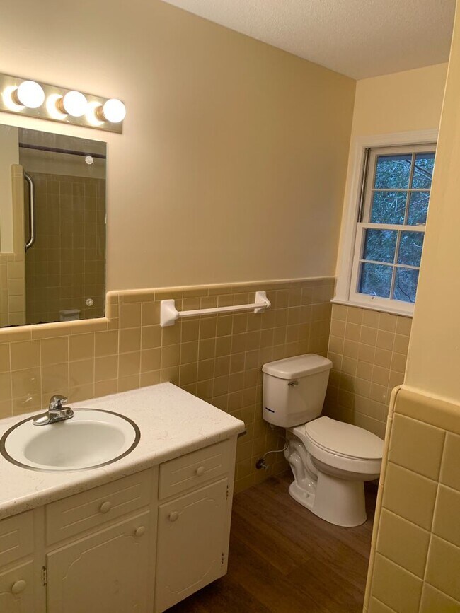 Building Photo - 4 BR 3 BATH in Cedar Creek!