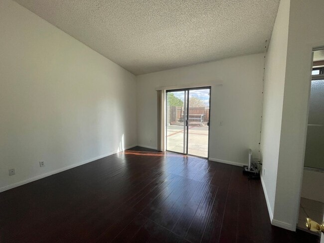 Building Photo - Charming Home in Hesperia- HOA Community- 3 Bedrooms, 2 Bathrooms, Community Park