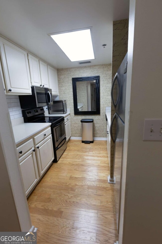 Building Photo - 3481 Lakeside Dr NE