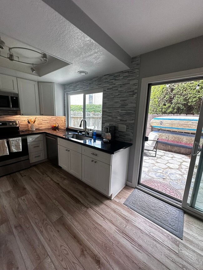 Building Photo - Beautiful, Charming 2-story townhome 2 bedroom and 1.5 bath located on the cusp of Clairemont and...