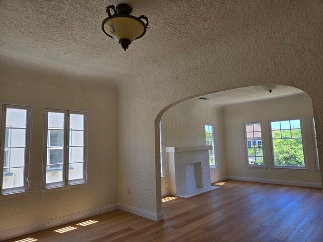 Building Photo - 360 1/2 N Genesee Ave