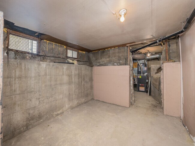 Building Photo - 245 800 E