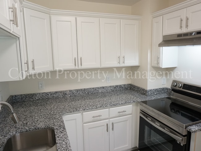 Building Photo - 2BR/1BA Beautiful Condo in Hampstead off S...