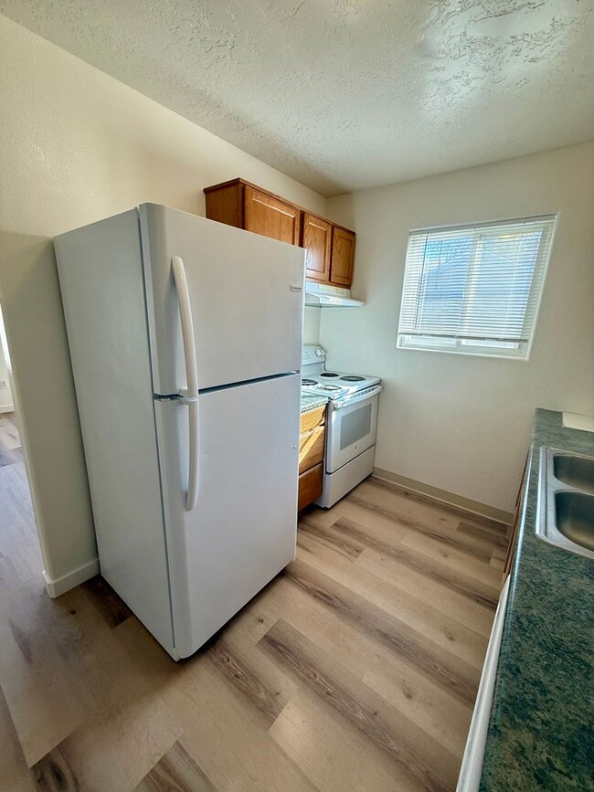 Building Photo - 3 bed 1 bath duplex