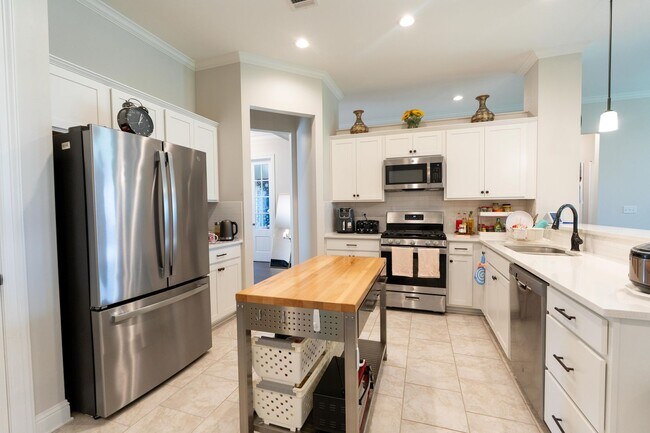 Building Photo - Modern Living in Waterford Bend