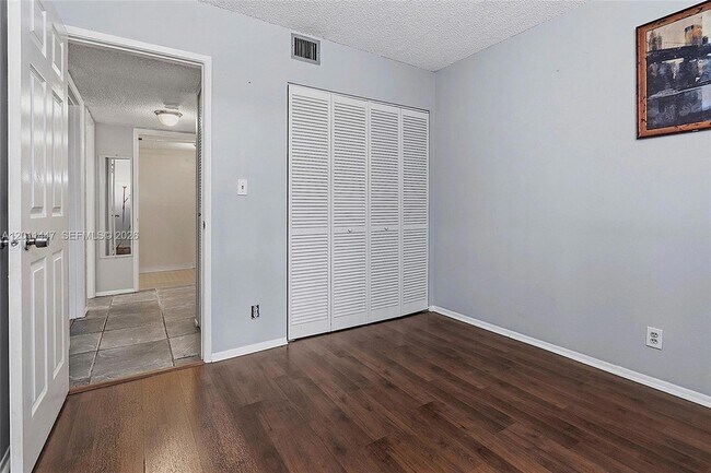 Building Photo - 3083 N Oakland Forest Dr