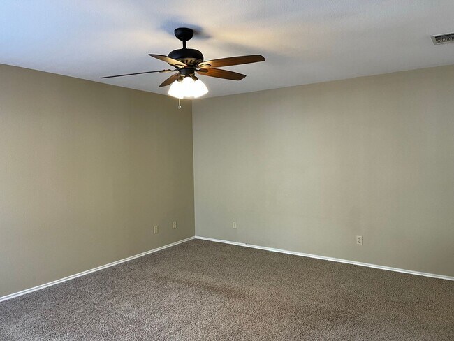 Building Photo - 13731 Oak Pebble
