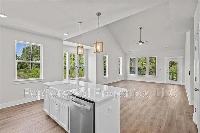 Building Photo - 1572 Shallons Ct