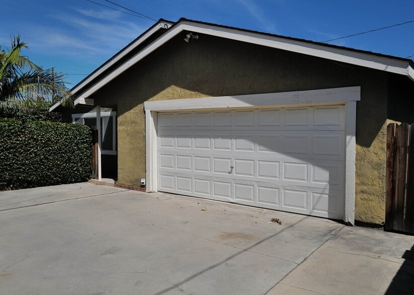 Building Photo - 253 N Center St