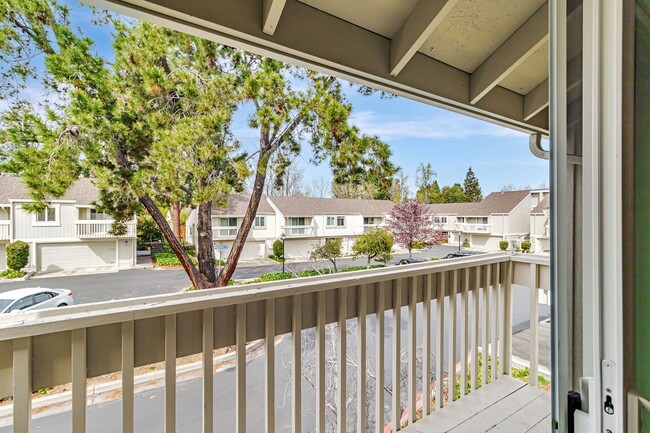 Building Photo - 2 bedroom, 2 bath townhome in the Northpoint HOA!