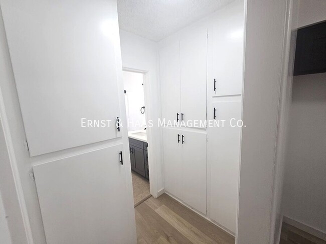 Building Photo - Renovated Spacious 2 Bedroom 1 Bathroom Ap...