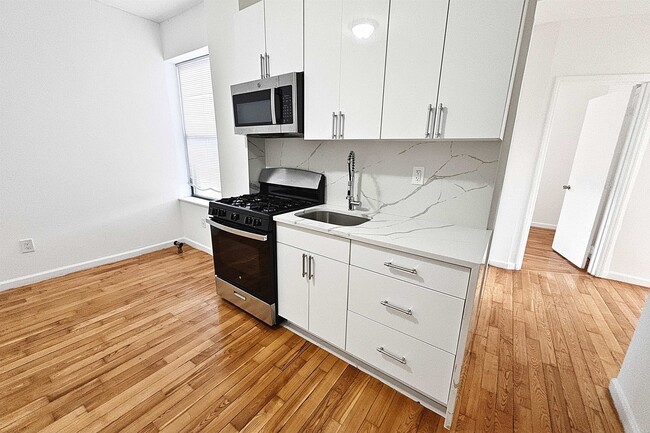 Building Photo - 35 Rock St