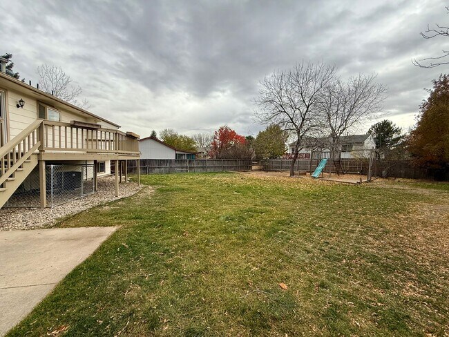 Building Photo - Large 4 Bedroom/2 Bath Bi-Level Home with ...