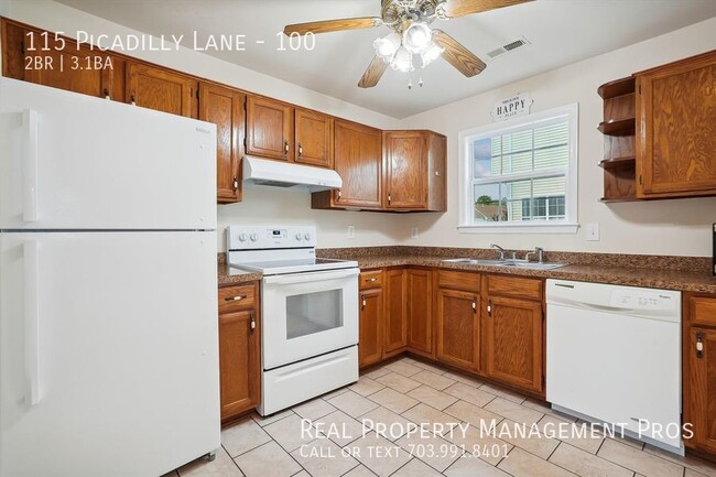 Building Photo - Spacious 3-Story End-Unit Townhome in Prim...