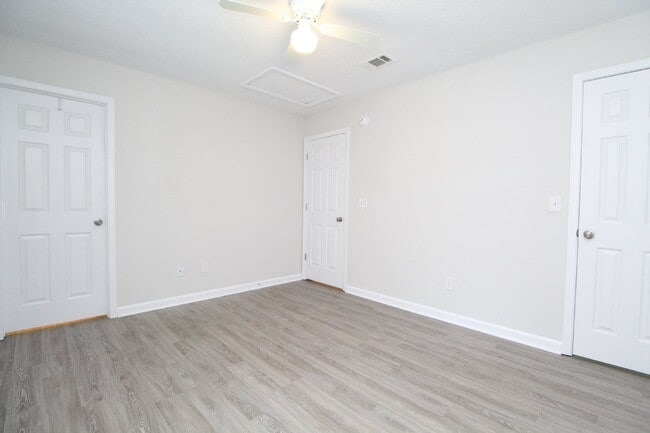 Building Photo - Updated 3/2 Brick Duplex in Northwest Pens...