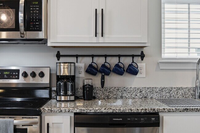 Building Photo - Fully Furnished Home in The Parks