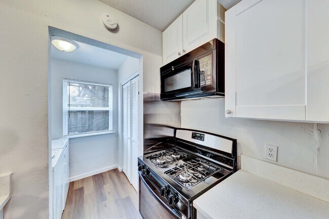 Building Photo - "Charming 2 Bed Apartment in Austin, TX wi...