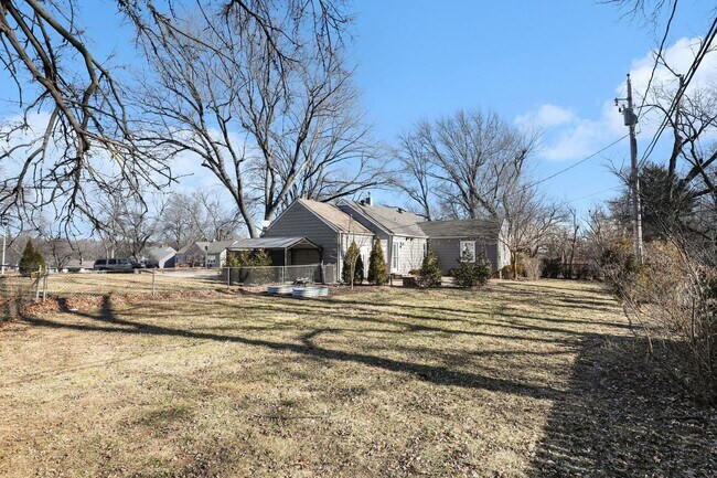 Building Photo - Remodeled 2 Bedroom 1.5 Bath - Overland Park