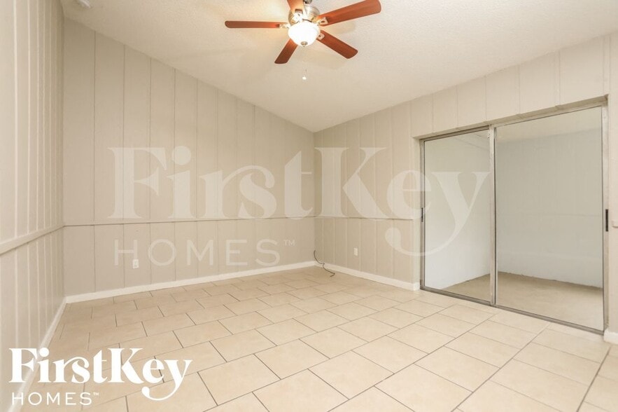 Building Photo - 2045 Houndslake Dr