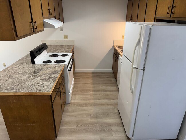 Building Photo - Large single level 2-bedroom/1 bath duplex in Springfield!