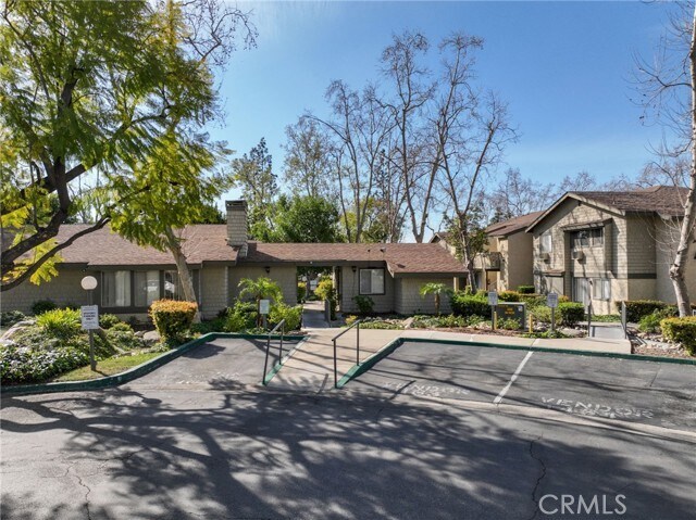 Building Photo - 960 E Bonita Ave