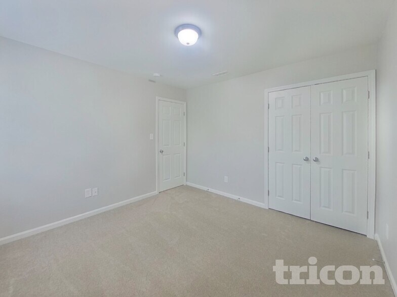 Building Photo - 2092 Roscommon Dr