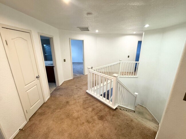 Building Photo - Spacious 5 bedroom home
