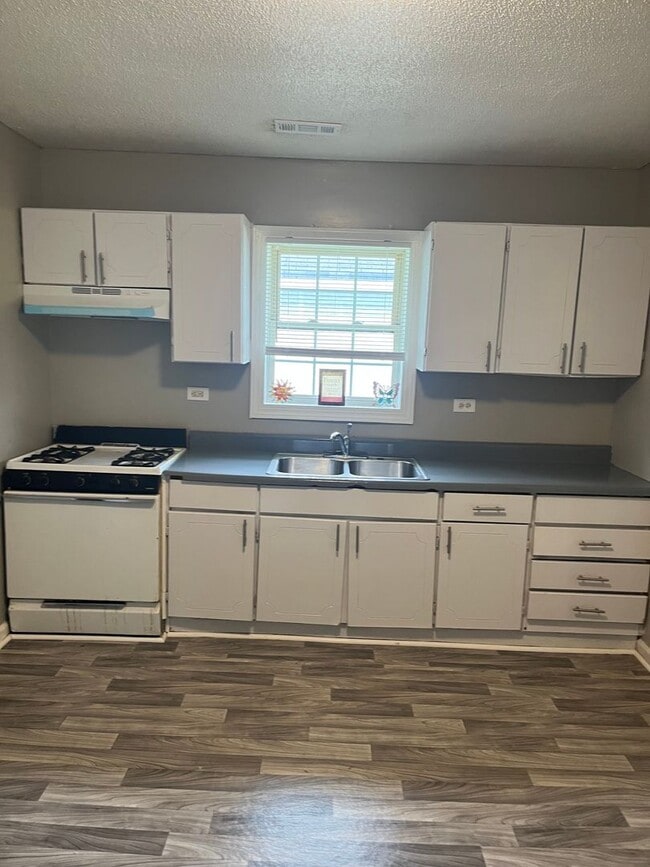 Building Photo - 3 Bed/ 1 Bath and move-in ready! www.PMCoreUSA.com submit guest card for showings!