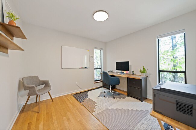 Building Photo - Stunning 3 Bedroom with a Beautiful View i...