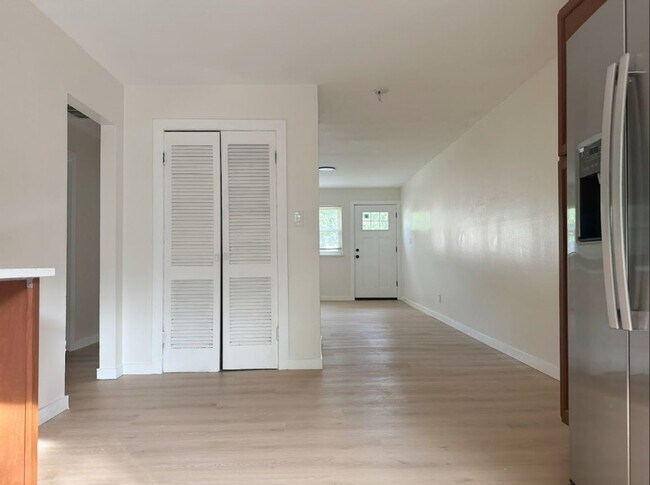Building Photo - 804-806 N Fairlawn Cir