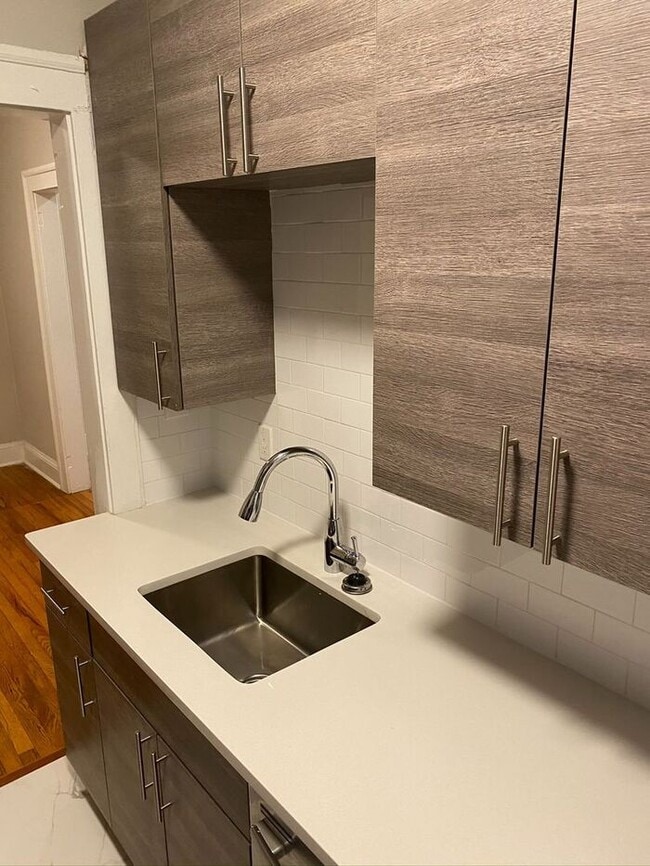 Building Photo - Charming Remodeled 1 Bedroom / 1 Bathroom ...