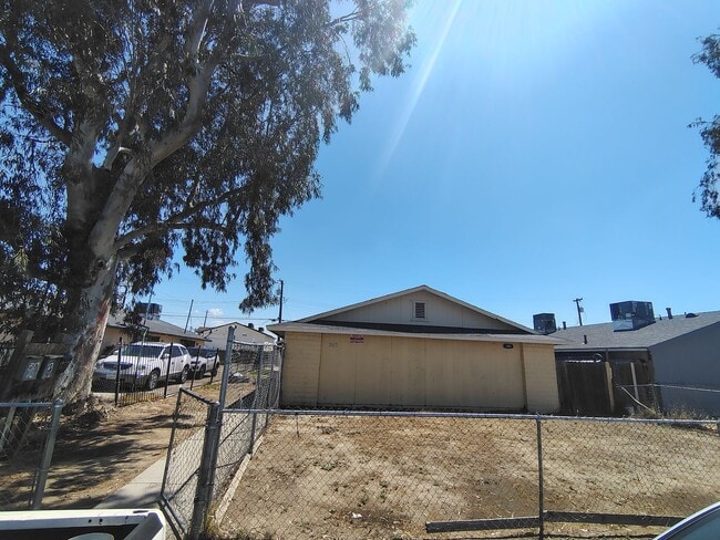 Building Photo - 2 Bed / 1 Bath – Gated Unit with Private Patio | Bakersfield