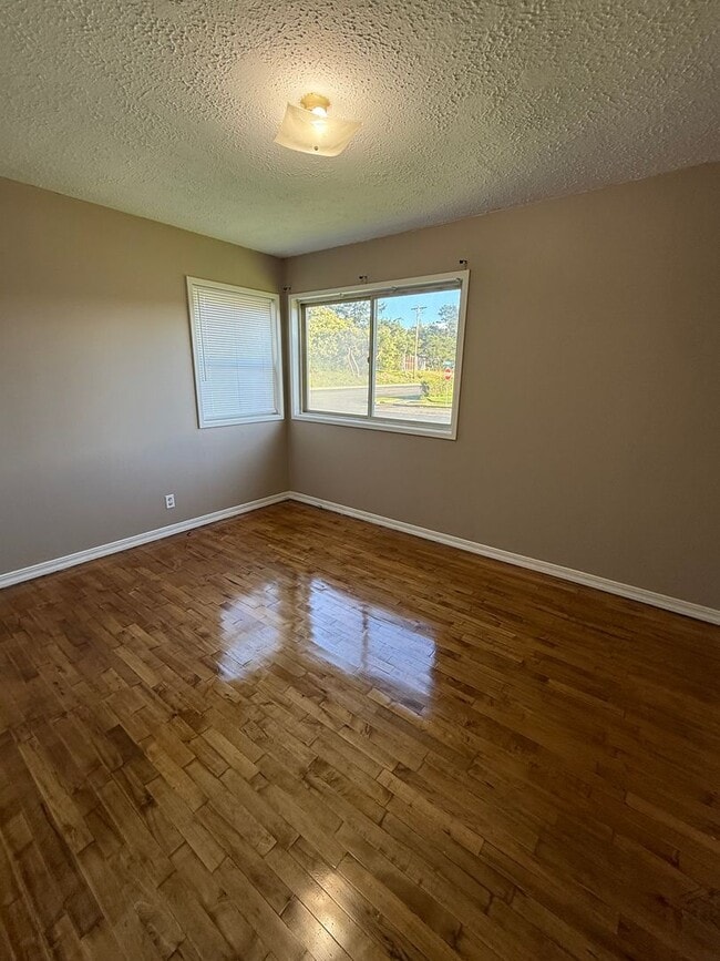 Building Photo - Spacious Ranch Rambler with 2 car garage