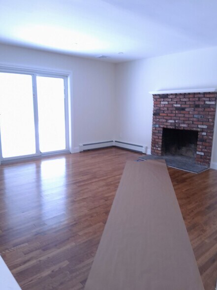 Building Photo - 34 Old East Neck Rd