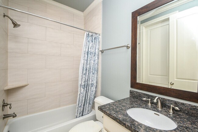 Building Photo - 2222 Hilshire Lake Dr