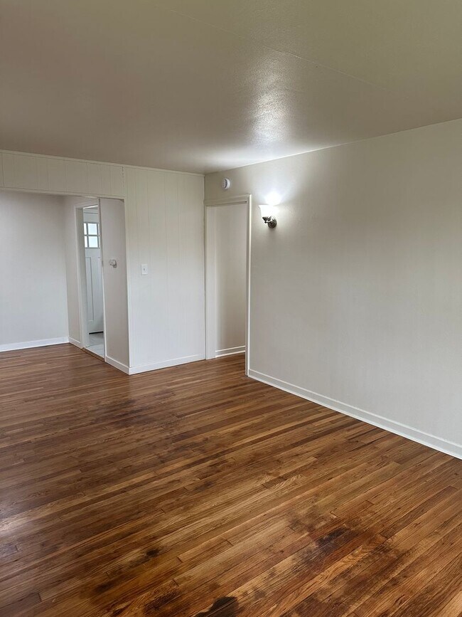 Building Photo - 1/2 Off 2nd Month's Rent