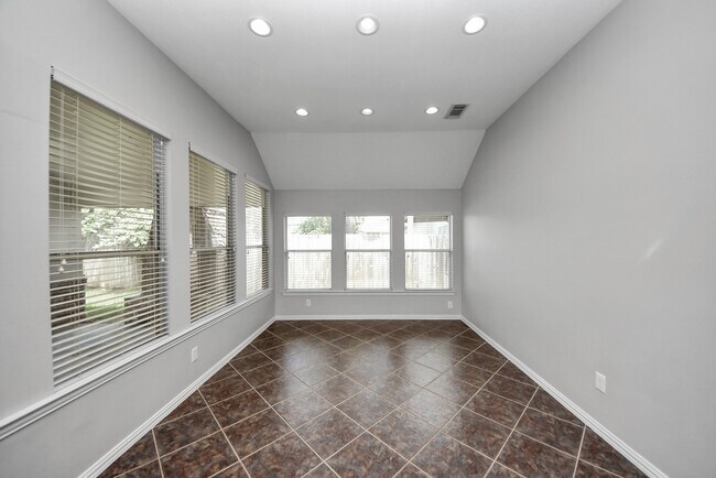 Building Photo - 18403 Sierra Falls Ct