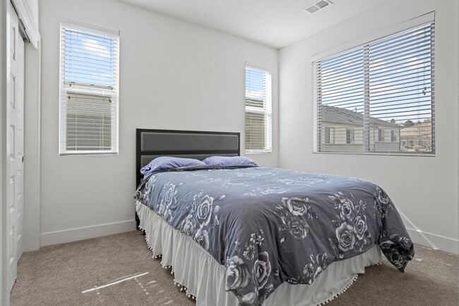Building Photo - 3 bd/2.5 ba Townhome in Green Mountain Pla...