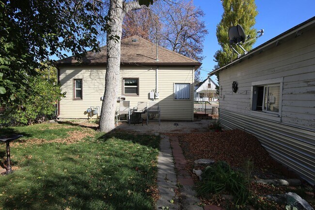 Building Photo - 2 Bed 1 Bath + Garage and Yard